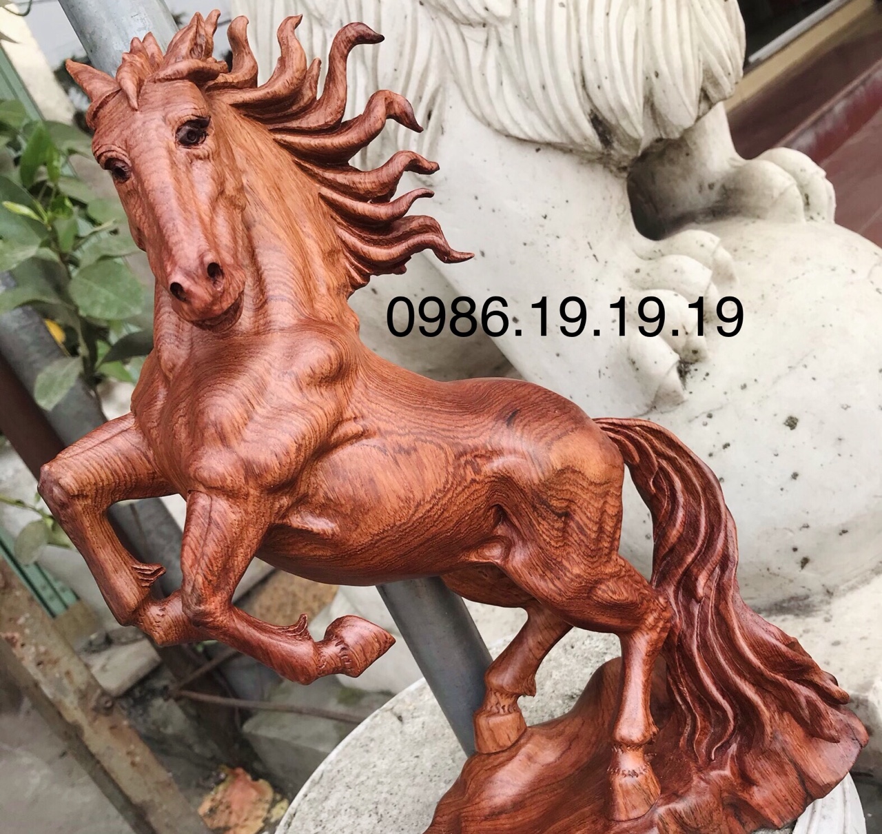 mặt sau của tượng ngựa gỗ phong thủy